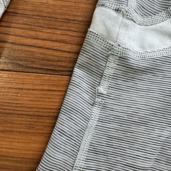Really cute lululemon legging crops (capris) size 10 - Picture 4 of 5
